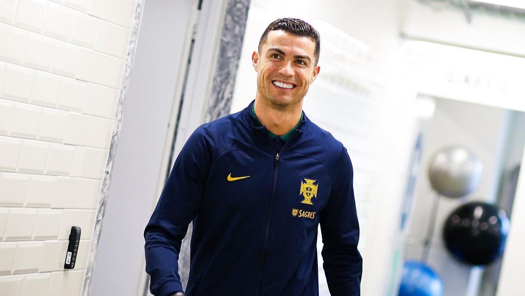 Cristiano Ronaldo pode ser condenado a 100 chibatadas no Irã por abraçar artista, diz jornal