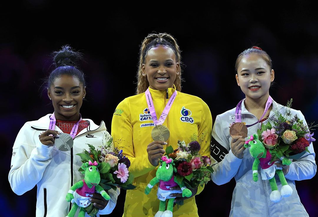 Rebeca Andrade desbanca Simone Biles e leva ouro no salto no Mundial