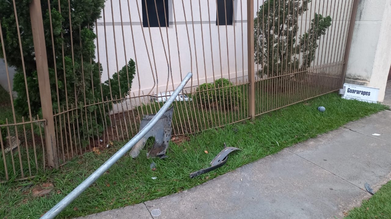 Adolescente tenta fuga da PM, mas colide carro em casa na Vila Cristovam