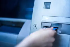 Bandidos roubam cartão e senha de vítima em caixa 24 horas, em Limeira