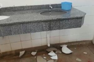 Banheiro do Parque Cidade é depredado e vândalo se machuca