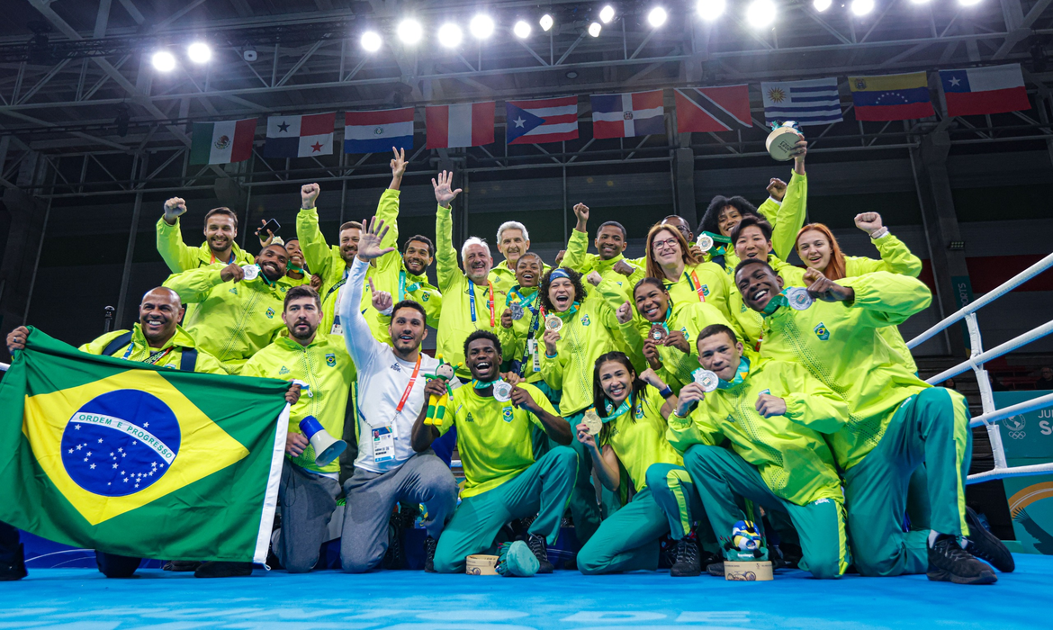 O boxe brasileiro cumpriu uma jornada histórica nos Jogos Pan-Americanos. Com a conquista de quatro ouros nesta sexta-feira (27) no Centro de Treinamento Olímpico, Santiago 2023 se tornou a edição do evento com o maior número de pódios alcançados por atletas do Brasil, 12 no total.