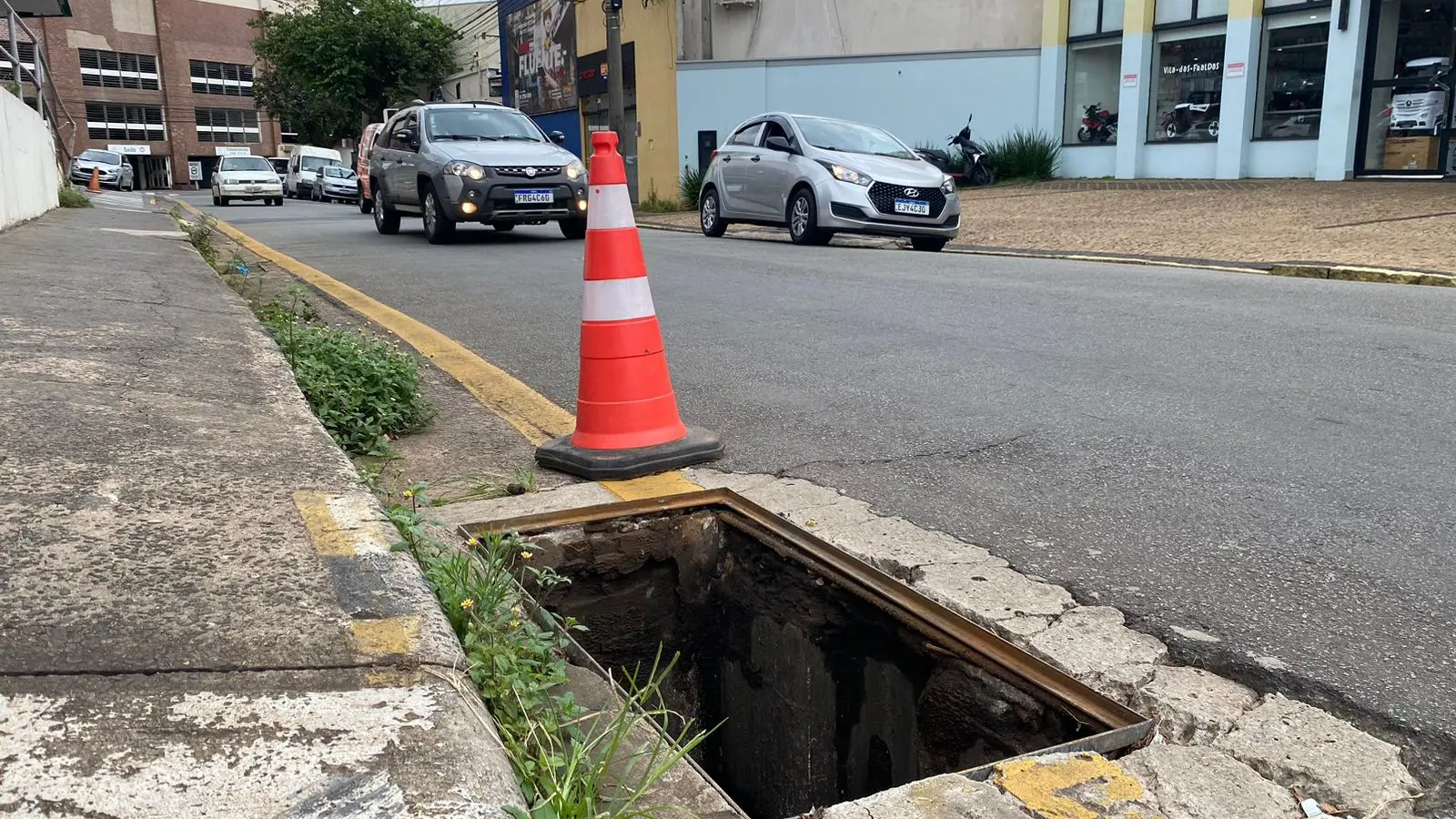 Caixa de passagem sem tampa causa preocupação para motoristas na Av. Santa Bárbara