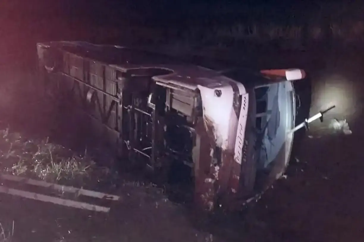 Capotamento de ônibus deixa 12 mortos em rodovia no interior de SP
