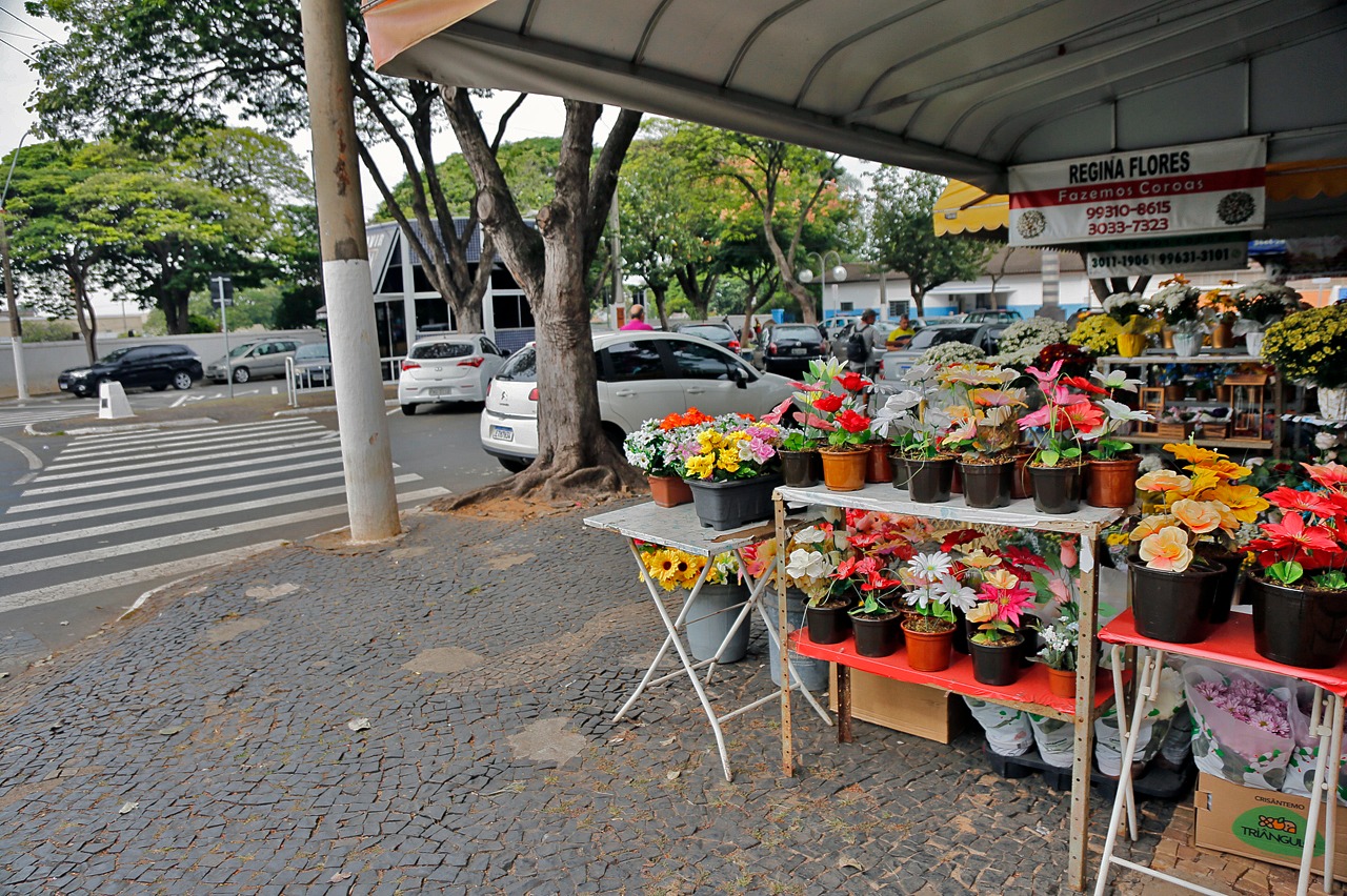 Dia de Finados: aberto cadastro de ambulantes para venda de produtos nos cemitérios