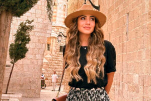 Gabriela Rocha, cantora brasileira que está em Israel, tranquiliza fãs após ataques do Hamas