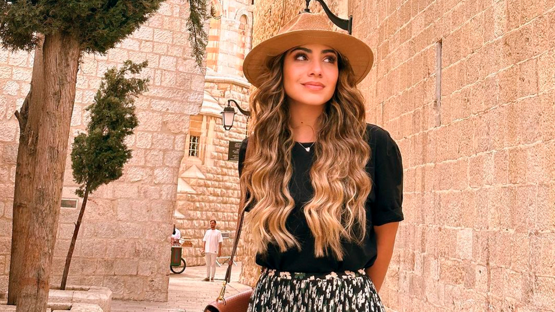 Gabriela Rocha, cantora brasileira que está em Israel, tranquiliza fãs após ataques do Hamas