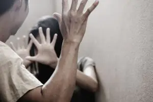 Homem desrespeita medida protetiva e mulher aciona botão do pânico