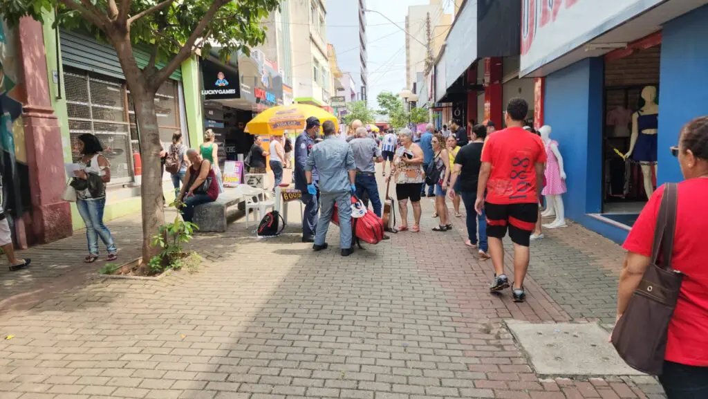 Idoso é agredido com corrente enquanto tocava violão no calçadão de Limeira