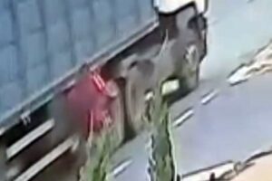 Imagem de câmera de segurança mostra rapaz ‘pegando rabeira’ em caminhão