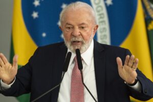 O presidente Lula (PT) recebeu alta do hospital Sírio-Libanês, em Brasília, na tarde deste domingo (1º), dois dias depois de ser submetido a cirurgias no quadril e nas pálpebras.