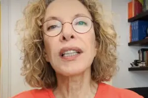 Marília Gabriela contou aos seguidores das redes sociais nesta sexta-feira (20) que fez uma cirurgia ginecológica. O procedimento aconteceu no início de outubro após a jornalista levar um susto com os sintomas. "Andei sumida. No dia 2 deste mês de outubro, eu iria viajar para Londres, com uma esticadinha em Lisboa. Pois é. Não viajei. Tive sintomas de um prolapso genital, que eu não conhecia", disse ela no vídeo. "Trata-se da perda de sustentação dos órgãos. No meu caso, órgãos uterinos", explicou ela.