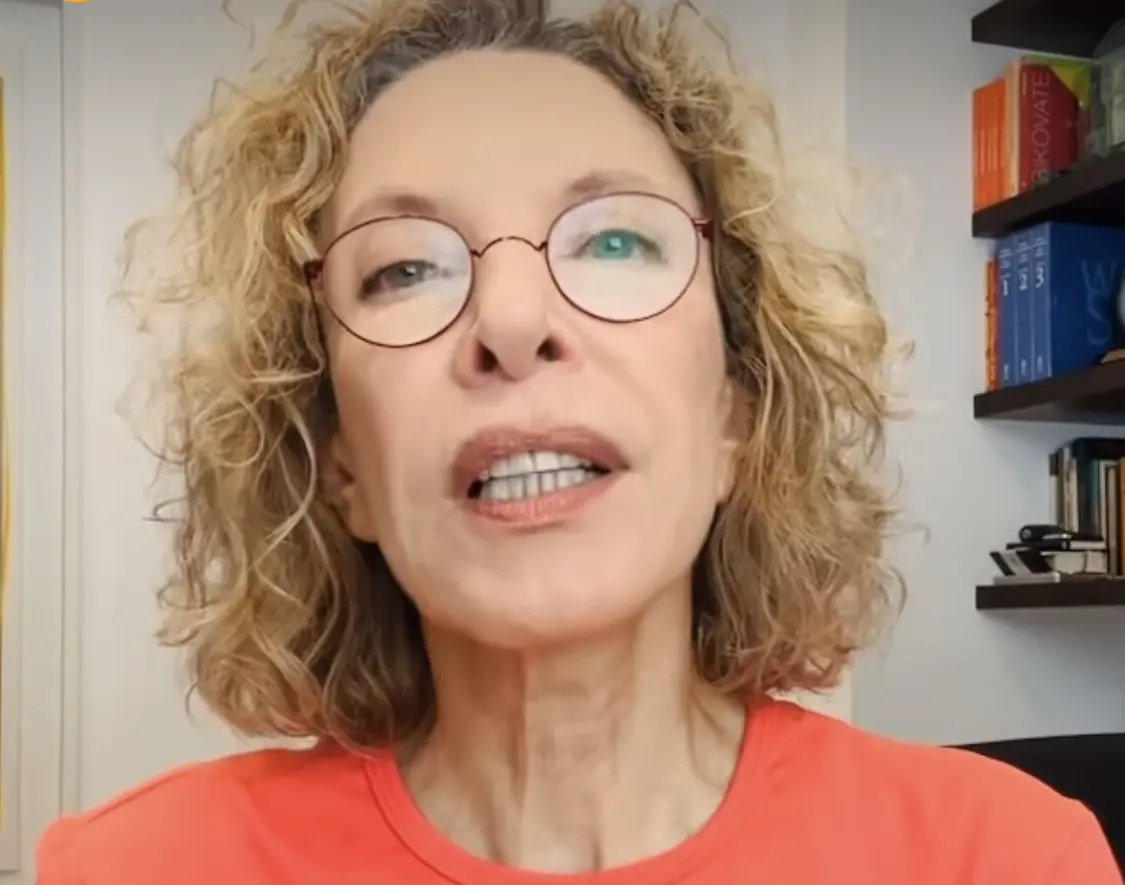 Marília Gabriela contou aos seguidores das redes sociais nesta sexta-feira (20) que fez uma cirurgia ginecológica. O procedimento aconteceu no início de outubro após a jornalista levar um susto com os sintomas. "Andei sumida. No dia 2 deste mês de outubro, eu iria viajar para Londres, com uma esticadinha em Lisboa. Pois é. Não viajei. Tive sintomas de um prolapso genital, que eu não conhecia", disse ela no vídeo. "Trata-se da perda de sustentação dos órgãos. No meu caso, órgãos uterinos", explicou ela.