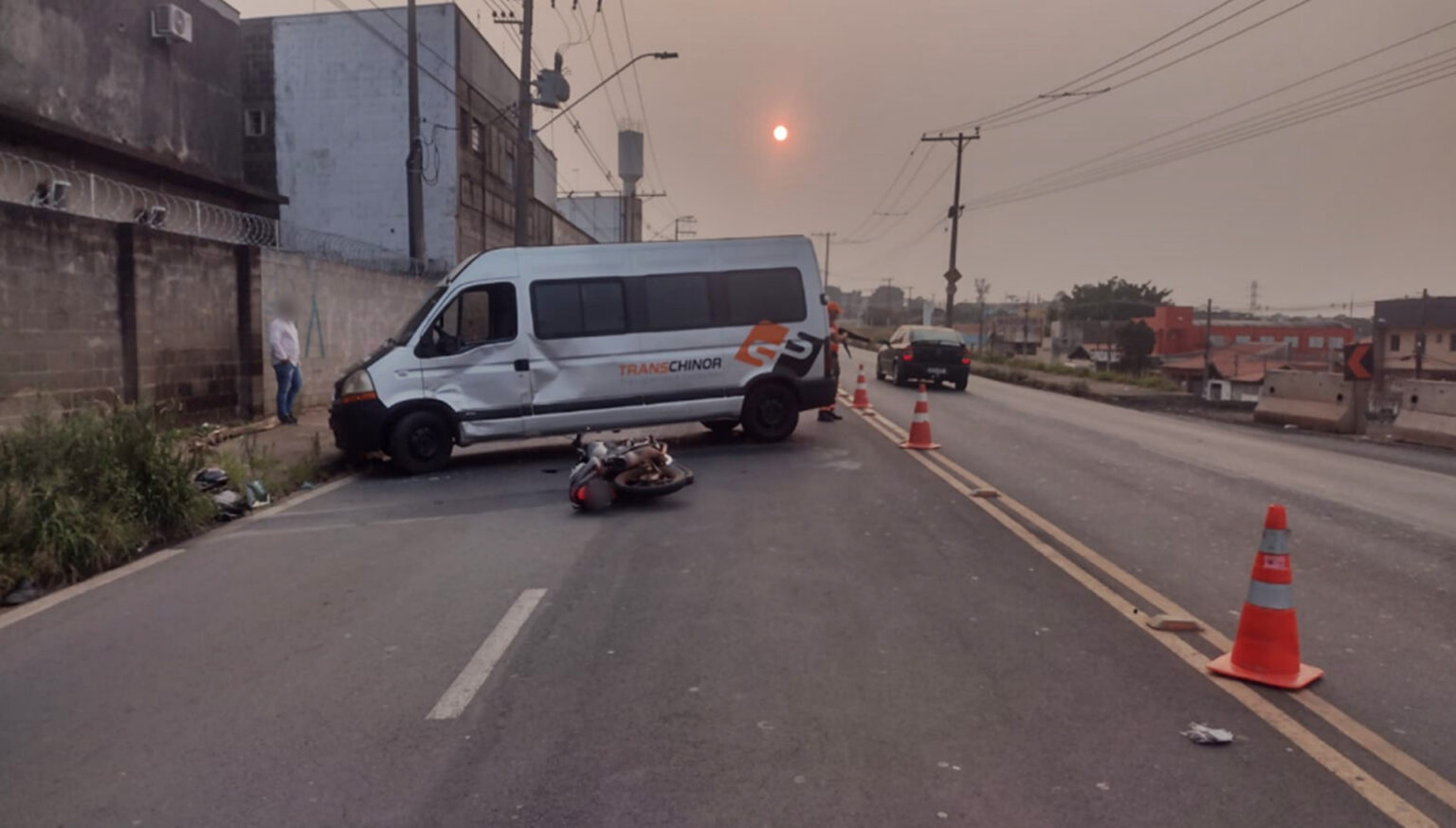 Motociclista Fica Ferido Ao Colidir Contra Van No Anel Vi Rio