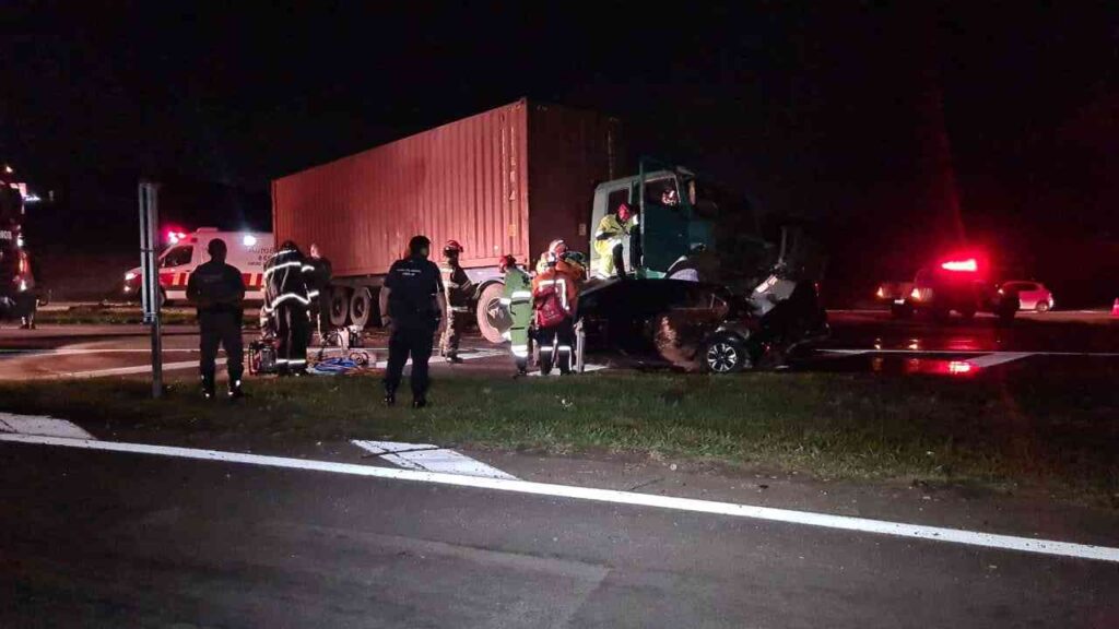 Motorista de caminhão e padre morrem em acidente em Limeira