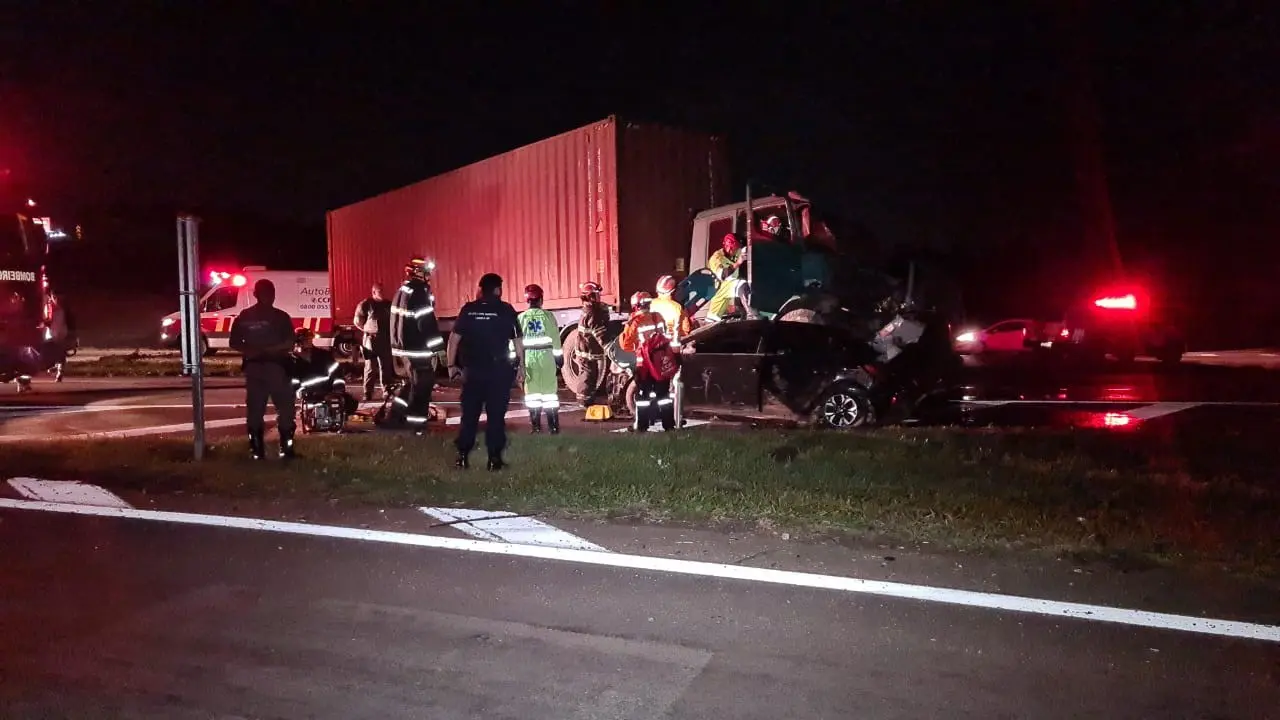 Motorista de caminhão e padre morrem em acidente em Limeira