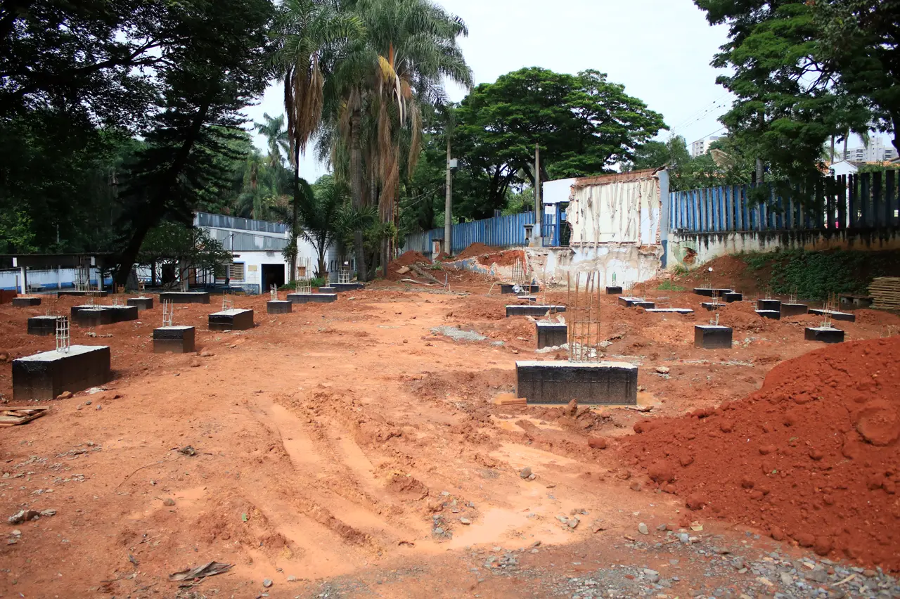 Obras da Piscina Municipal Alberto Savoi vai beneficiar mais de 5 mil