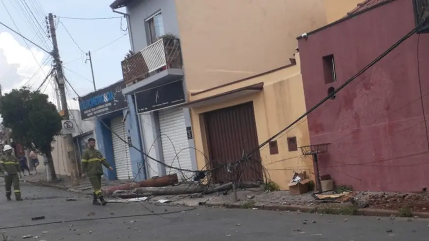 Ônibus enrosca em fiação e derruba poste na Boa Vista, em Limeira