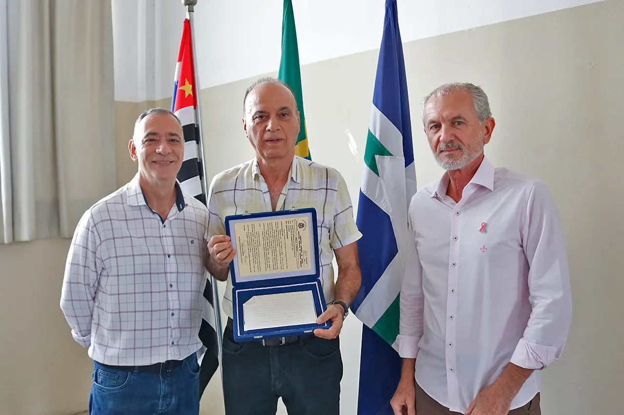 A Prefeitura de Limeira, por meio da Secretaria de Assuntos Jurídicos, prestou uma homenagem ao procurador jurídico, Silvio Gomes de Moraes Filho, na última sexta-feira (20). No dia 9 deste mês, Silvio decidiu se desligar do cargo, isso na iminência de completar 50 anos como servidor público no município. O prefeito Mario Botion participou da despedida do procurador, a quem agradeceu pelo trabalho prestado ao município ao longo de todos esses anos.