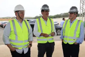 O governador do Estado, Tarcísio de Freitas, esteve em Piracicaba hoje, quarta-feira, 04/10, em visita à obra da planta de biogás da Raízen, anexa ao Bioparque Costa Pinto, na rodovia Hermínio Petrin. O prefeito Luciano Almeida acompanhou a visita, que foi conduzida pelo presidente do Conselho de Administração da Cosan, Raízen e Comgás, Rubens Ometto Silveira Mello.