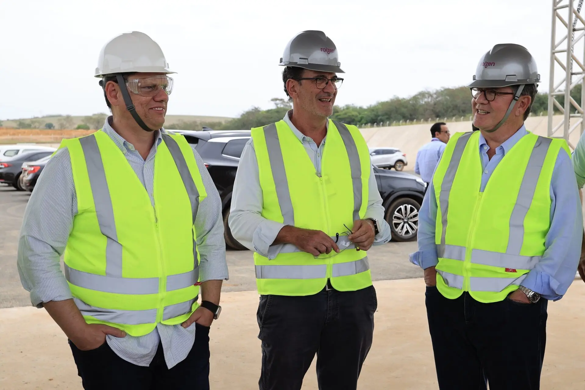 O governador do Estado, Tarcísio de Freitas, esteve em Piracicaba hoje, quarta-feira, 04/10, em visita à obra da planta de biogás da Raízen, anexa ao Bioparque Costa Pinto, na rodovia Hermínio Petrin. O prefeito Luciano Almeida acompanhou a visita, que foi conduzida pelo presidente do Conselho de Administração da Cosan, Raízen e Comgás, Rubens Ometto Silveira Mello.