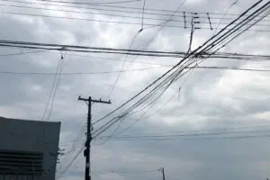 Temporal em Limeira deixa moradores do Jd. Olga Veroni sem energia O forte temporal que atingiu Limeira (SP) na noite deste domingo (8) causou diversos prejuízos para os limeirenses, entre eles, deixou parte dos moradores e comerciantes do bairro Jardim Olga Veroni sem energia elétrica nesta segunda-feira (9). Equipes da Elektro estão no local e efetuam o trabalho de reestabelecimento da energia elétrica, que deve seguir até o final da tarde desta segunda.
