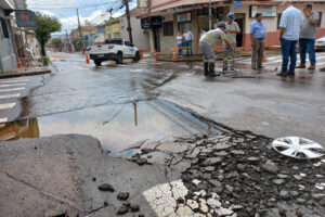 Trecho da rua Tiradentes é bloqueado devido a rompimento em rede de água