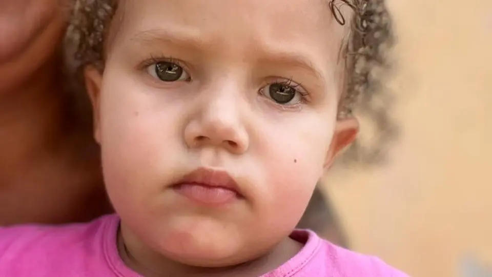 Pais de menina morta por estrangulamento mudam de bairro após ameaças