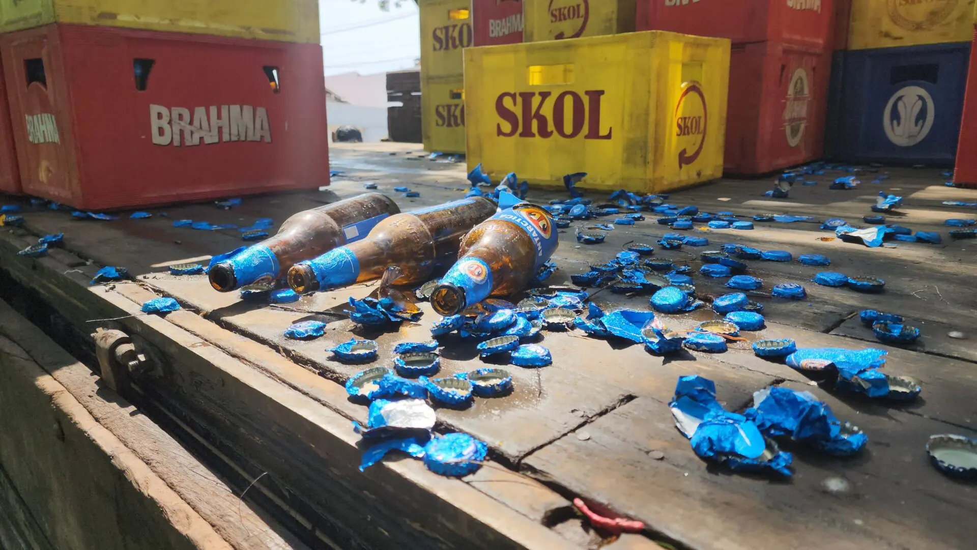Homens são flagrados despejando 600 litros de cerveja em via pública de Limeira