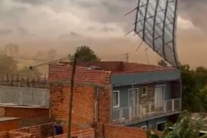 Telhado se solta durante forte temporal em Sumaré