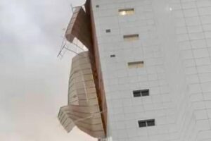 Vídeo mostra momento em que temporal derruba placas do prédio da Unimed em Limeira