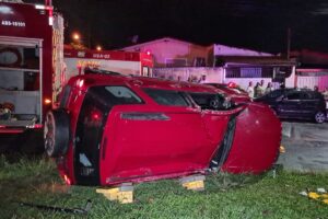 Motorista tomba carro na Vista Alegre após acidente, em Limeira
