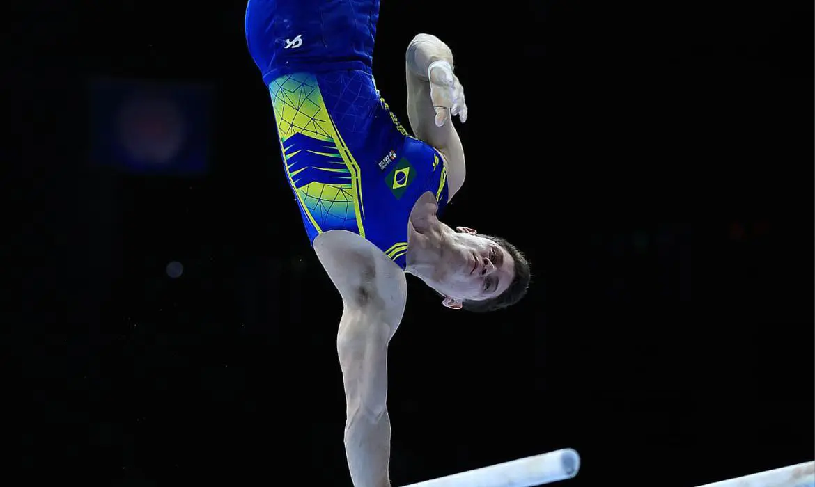 O Brasil garantiu mais duas vagas nos Jogos Olímpicos de Paris. Elas foram alcançadas neste domingo (1) durante o Mundial de Ginástica Artística disputado na Antuérpia (Bélgica). As duas são no individual geral, uma pelo desempenho da equipe e outra nominal de Diogo Soares.