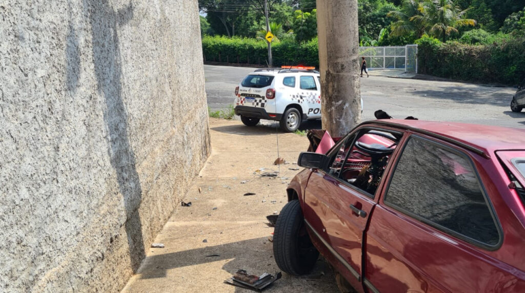 Motorista perde controle e atinge poste no Jd. São Pedro, em Limeira