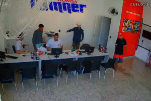 Câmeras de segurança flagram roubo em concessionária, em Limeira