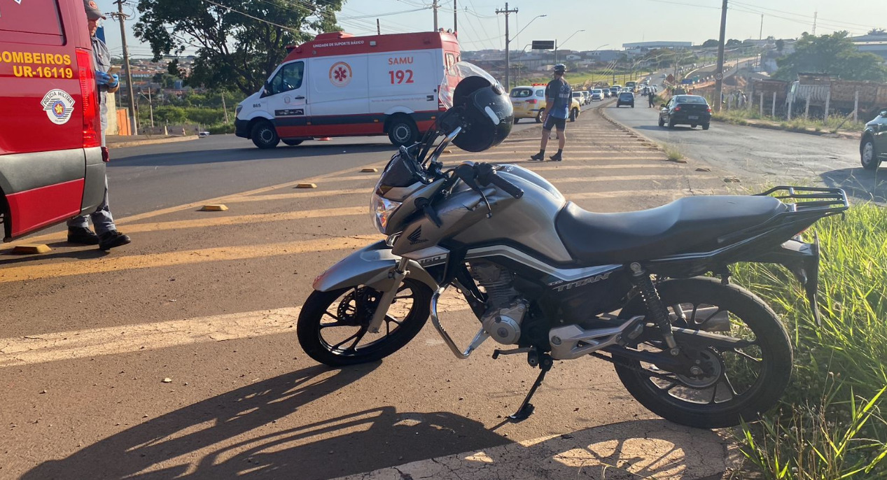 Acidente entre bicicleta e moto deixa dois feridos no Anel Viário, em Limeira