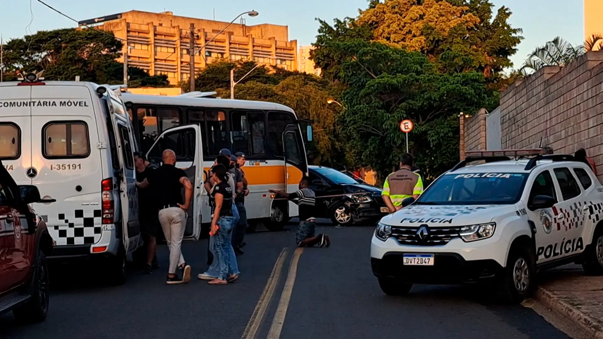 Haitiana morre atropelada por ônibus escolar, em Campinas