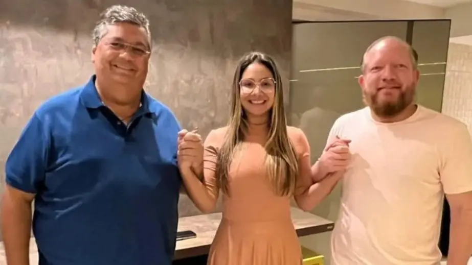 Marido de suplente de Dino despacha sem cargo no gabinete da senadora