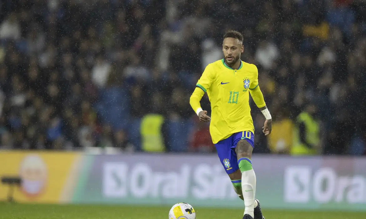 Médico reavalia Neymar e vê recuperação 'muito boa' após cirurgia no joelho