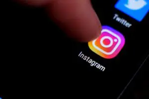 Menina de 12 anos denuncia página de Instagram por difamação, em Limeira