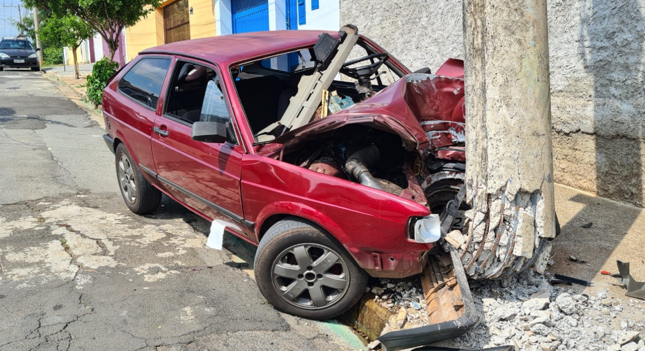 Motorista perde controle e atinge poste no Jd. São Pedro, em Limeira