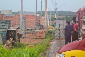 Um pedreiro morreu, nesta sexta-feira (3), depois que o muro de uma obra desabou em cima dele, no Bairro Marajoara, em Limeira.