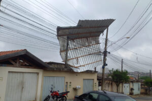 Tempestade arranca telhado de casa no Cecap, em Limeira 