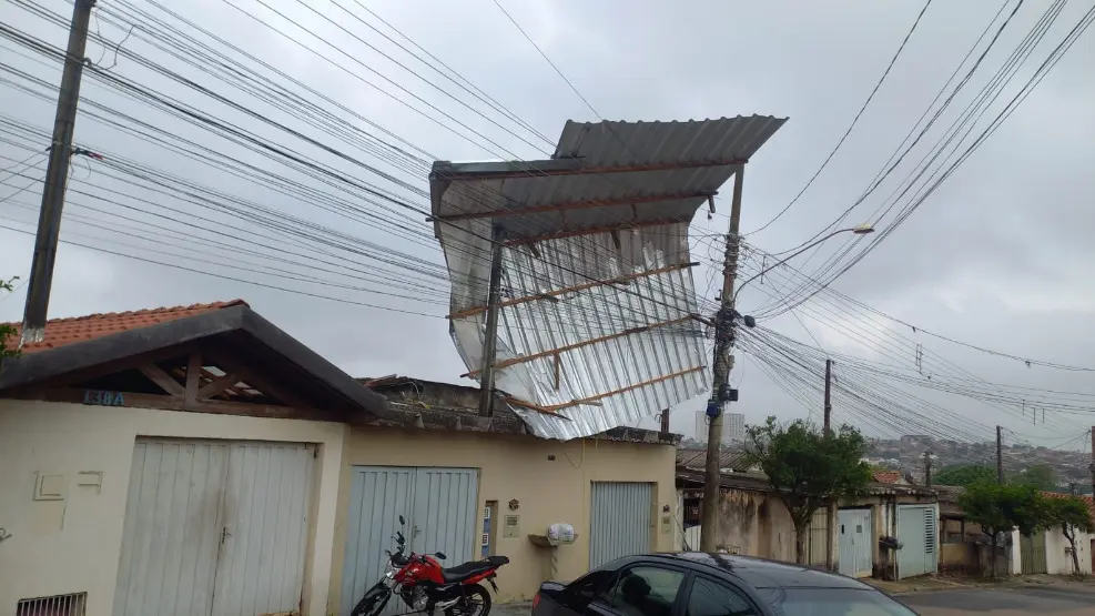 Tempestade arranca telhado de casa no Cecap, em Limeira