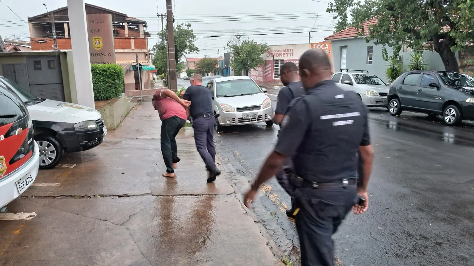 homem preso injúria racial
