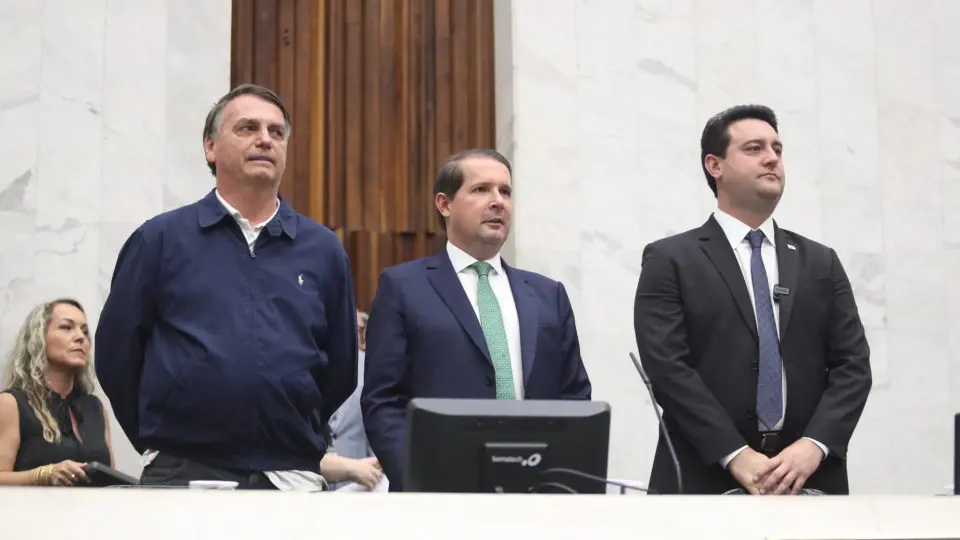 Bolsonaro cita 'Dino comunista', liga Lula a Fidel e ouve vaias a Moro
