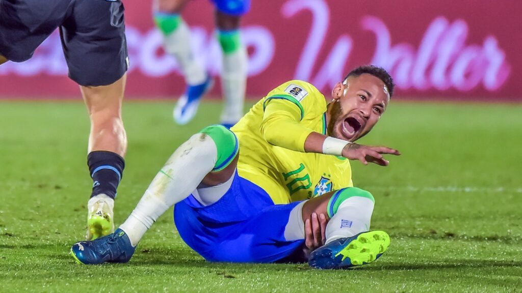Como Neymar está se livrando das muletas e trata joelho em navio3