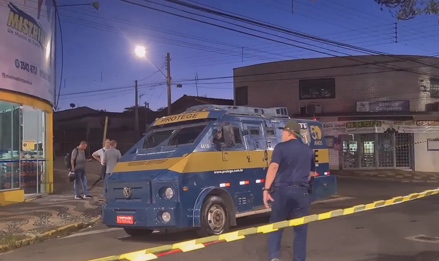 Criminoso morre após troca de tiros em assalto a carro-forte, em Araras
