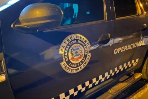 Dupla é detida com arma falsa em ponto de ônibus na Vila Queiroz, em Limeira 