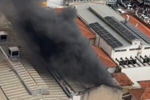 Incêndio de grandes proporções atinge loja do Centro de Limeira